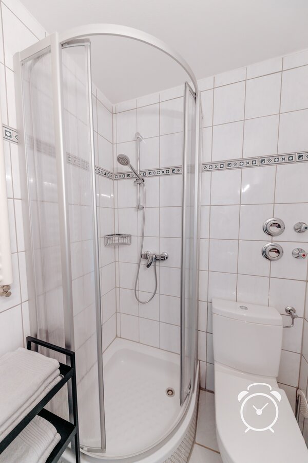 Funktionelles Bad mit neuer Sanitäreinrichtung.