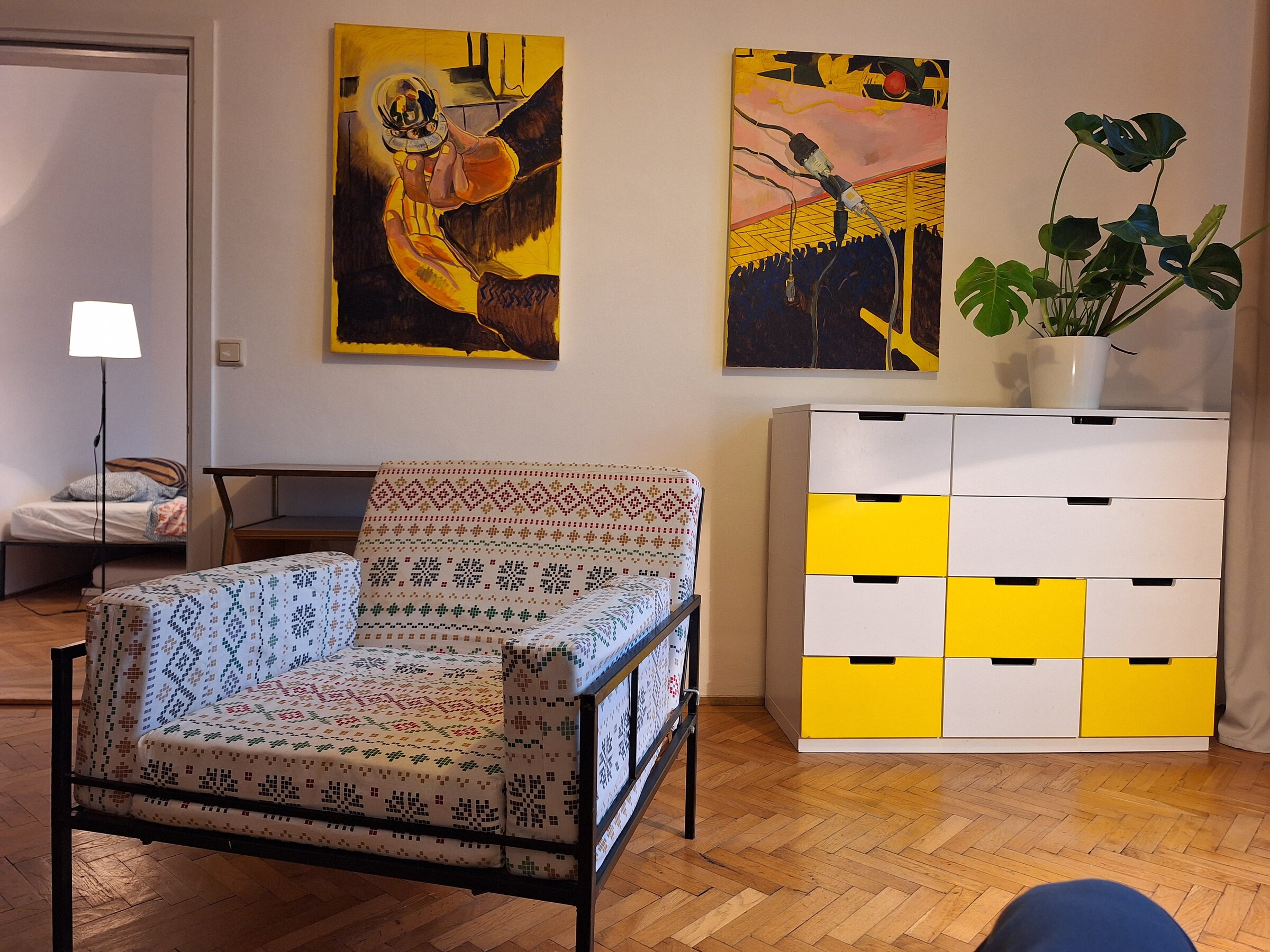 Auf diesem Bild sehen sie einen Ausschnitt des Wohnzimmers, mit Blick in das Schlafzimmer | © Peter Fritzenwallner