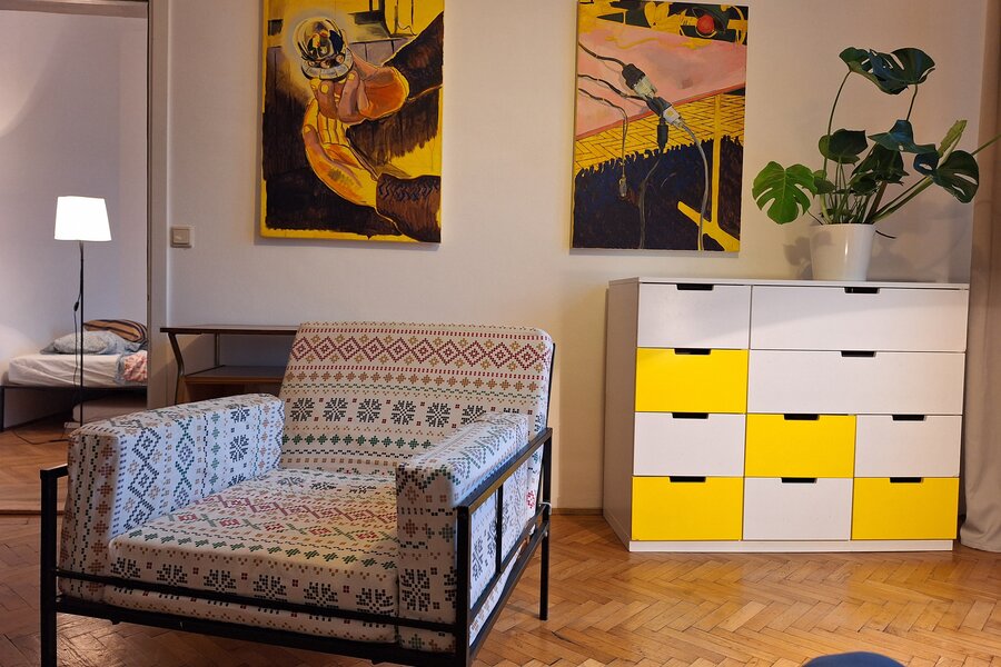 Auf diesem Bild sehen sie einen Ausschnitt des Wohnzimmers, mit Blick in das Schlafzimmer | © Peter Fritzenwallner