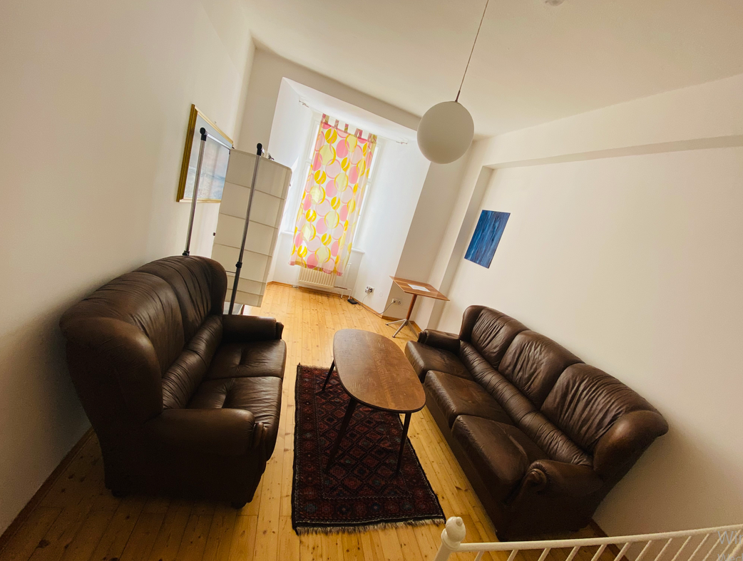 Helles Wohnzimmer mit Ledersofa: 2-Zimmer-Wohnung zur Kurzzeitmiete & Wohnen auf Zeit für 1 bis 6 Monate in Graz