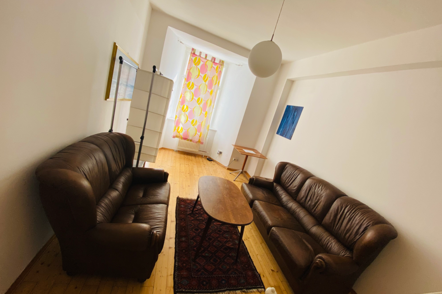 Helles Wohnzimmer mit Ledersofa: 2-Zimmer-Wohnung zur Kurzzeitmiete & Wohnen auf Zeit für 1 bis 6 Monate in Graz