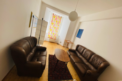 Helles Wohnzimmer mit Ledersofa: 2-Zimmer-Wohnung zur Kurzzeitmiete & Wohnen auf Zeit für 1 bis 6 Monate in Graz