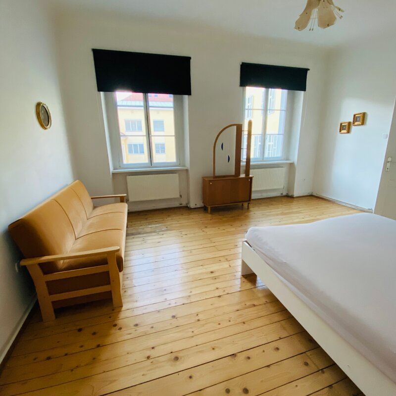 Helles Schlafzimmer mit Holzboden & Sofa – 2-Zimmer Wohnung zur Kurzzeitmiete & Wohnen auf Zeit 1–6 Monate in Graz