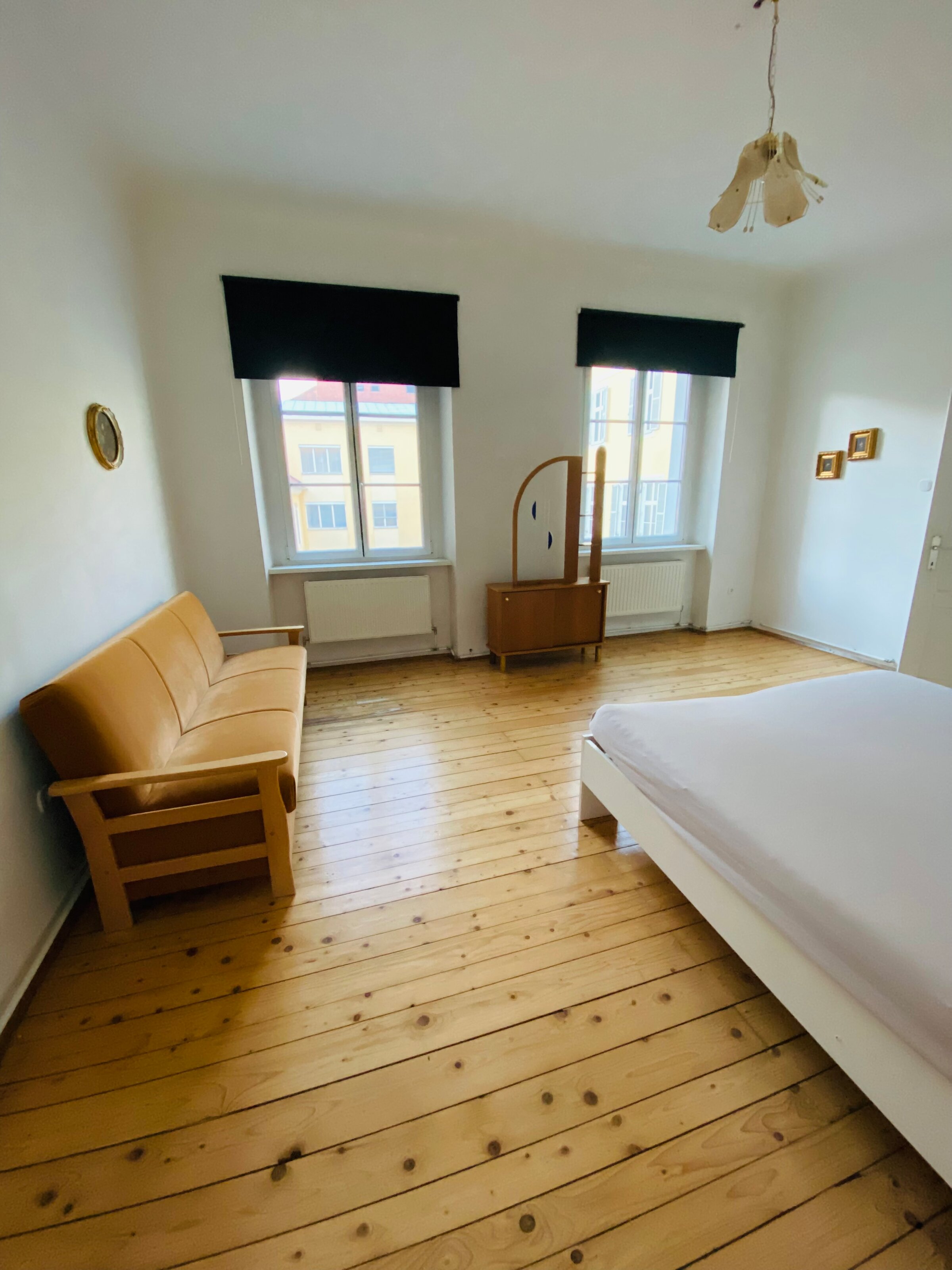 Helles Schlafzimmer mit Holzboden & Sofa – 2-Zimmer Wohnung zur Kurzzeitmiete & Wohnen auf Zeit 1–6 Monate in Graz
