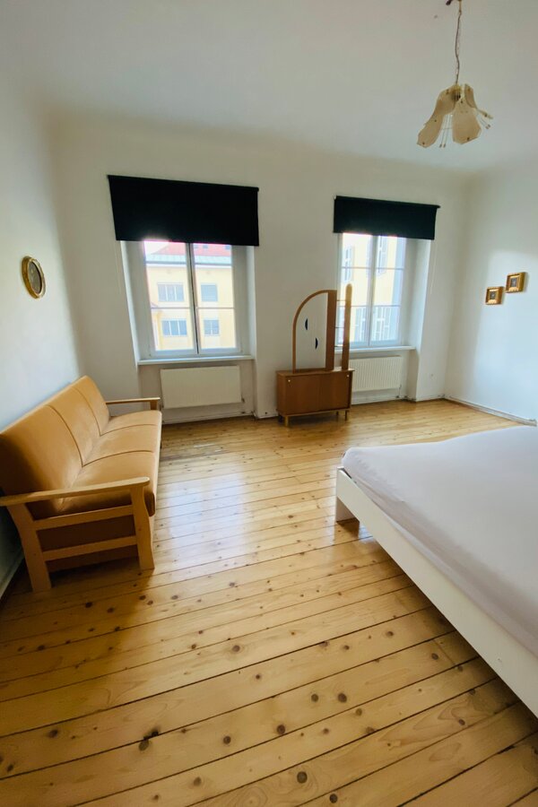 Helles Schlafzimmer mit Holzboden & Sofa – 2-Zimmer Wohnung zur Kurzzeitmiete & Wohnen auf Zeit 1–6 Monate in Graz