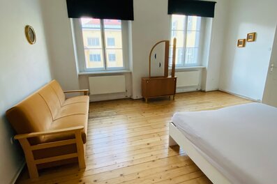 Helles Schlafzimmer mit Holzboden & Sofa – 2-Zimmer Wohnung zur Kurzzeitmiete & Wohnen auf Zeit 1–6 Monate in Graz