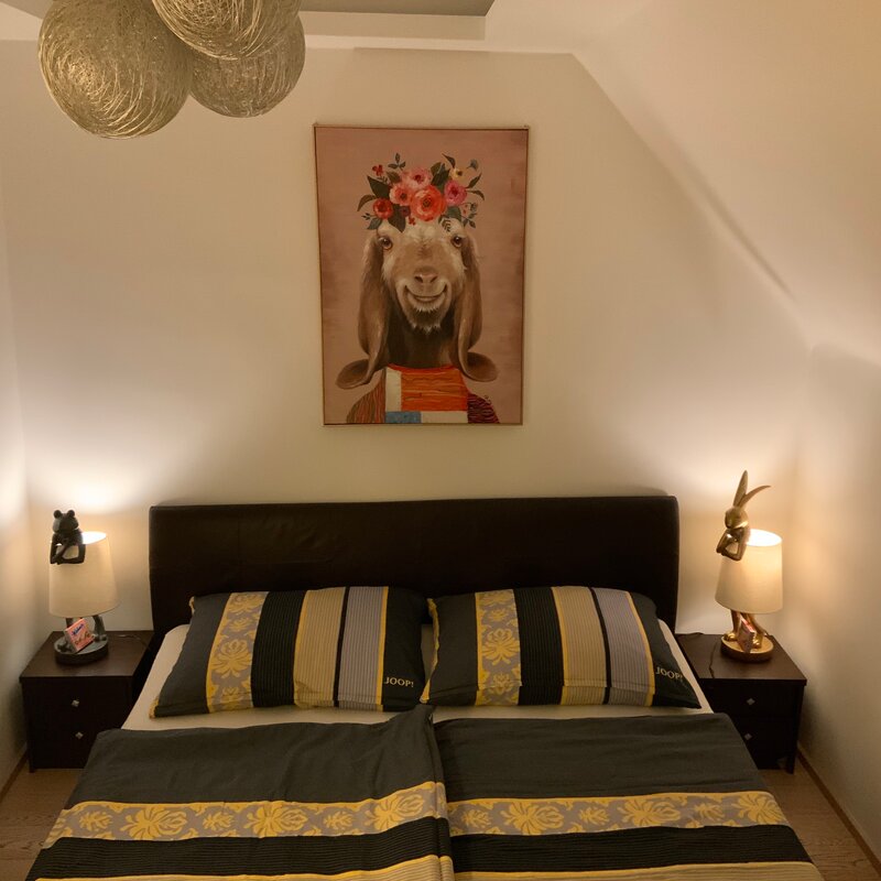 Gemütliches Schlafzimmer mit Doppelbett & Deko – 2-Zimmer Wohnung zur Kurzzeitmiete, Wohnen auf Zeit 1 bis 6 Monate, Wien