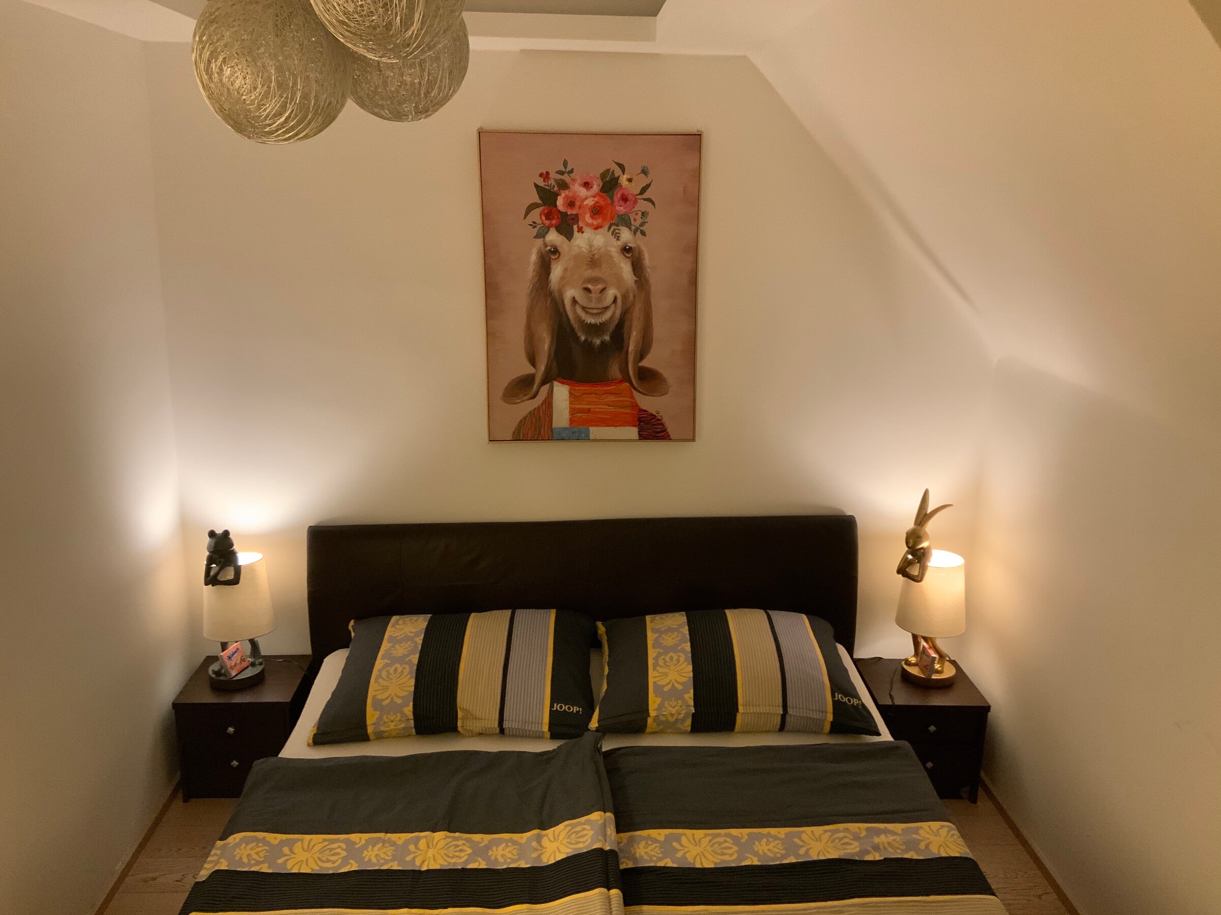 Gemütliches Schlafzimmer mit Doppelbett & Deko – 2-Zimmer Wohnung zur Kurzzeitmiete, Wohnen auf Zeit 1 bis 6 Monate, Wien