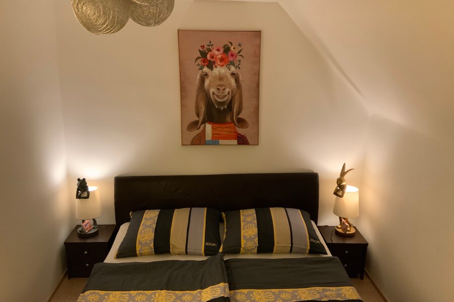 Gemütliches Schlafzimmer mit Doppelbett & Deko – 2-Zimmer Wohnung zur Kurzzeitmiete, Wohnen auf Zeit 1 bis 6 Monate, Wien