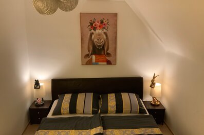 Gemütliches Schlafzimmer mit Doppelbett & Deko – 2-Zimmer Wohnung zur Kurzzeitmiete, Wohnen auf Zeit 1 bis 6 Monate, Wien