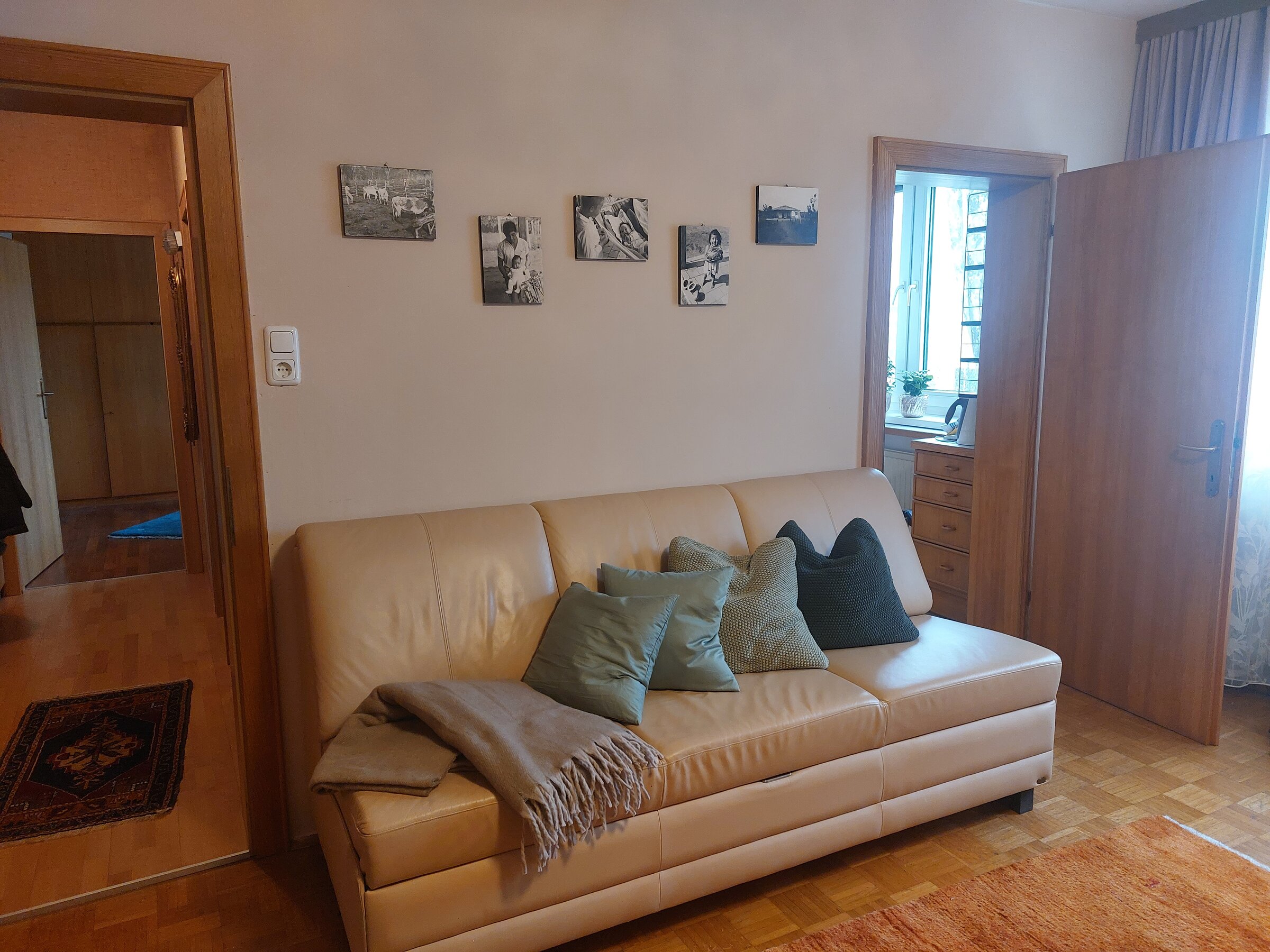 Bei Platzbedarf kann eine Person auf dem Sofa nächtigen