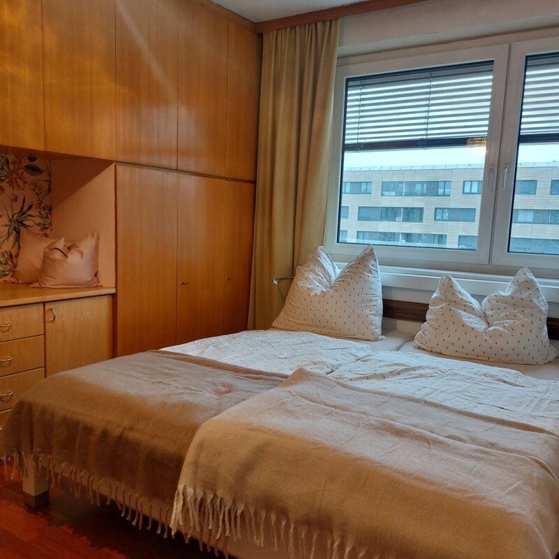 Ein breites Doppelbett und viele Vollholz-Einbauschränke sorgen für Gemütlichkeit