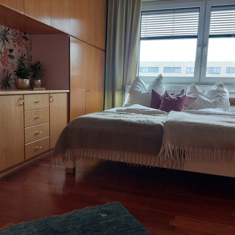 Doppelbett mit integrierten Leselampen