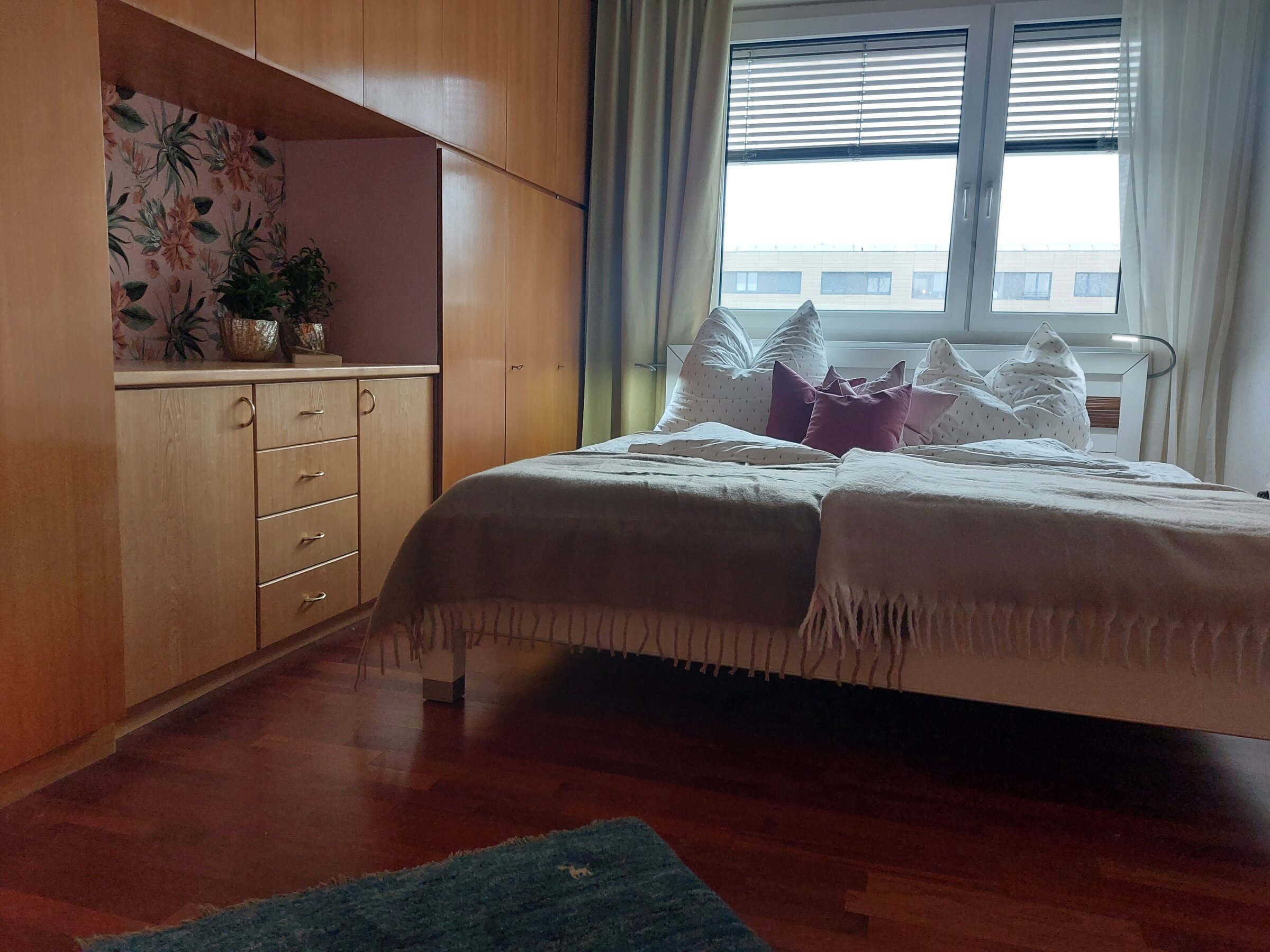 Doppelbett mit integrierten Leselampen