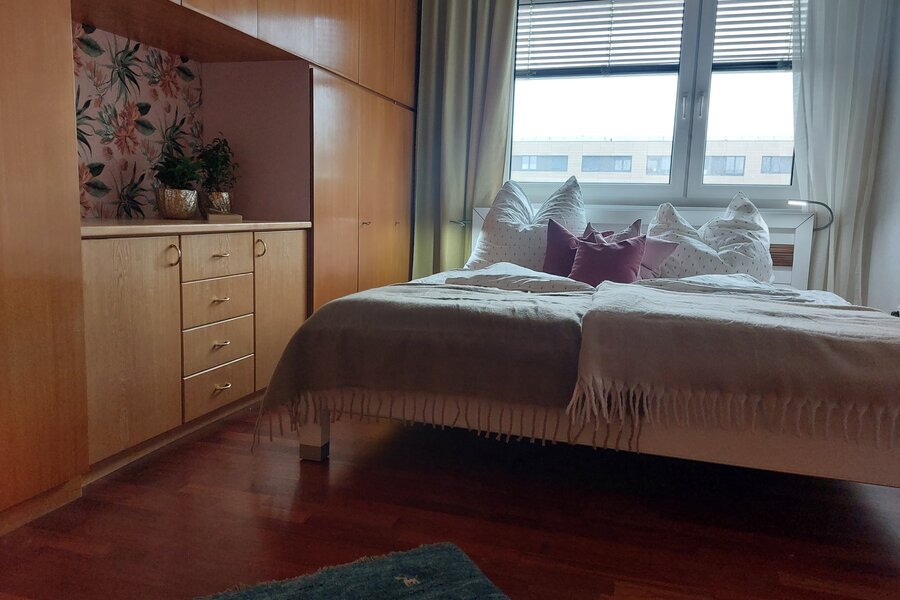 Doppelbett mit integrierten Leselampen