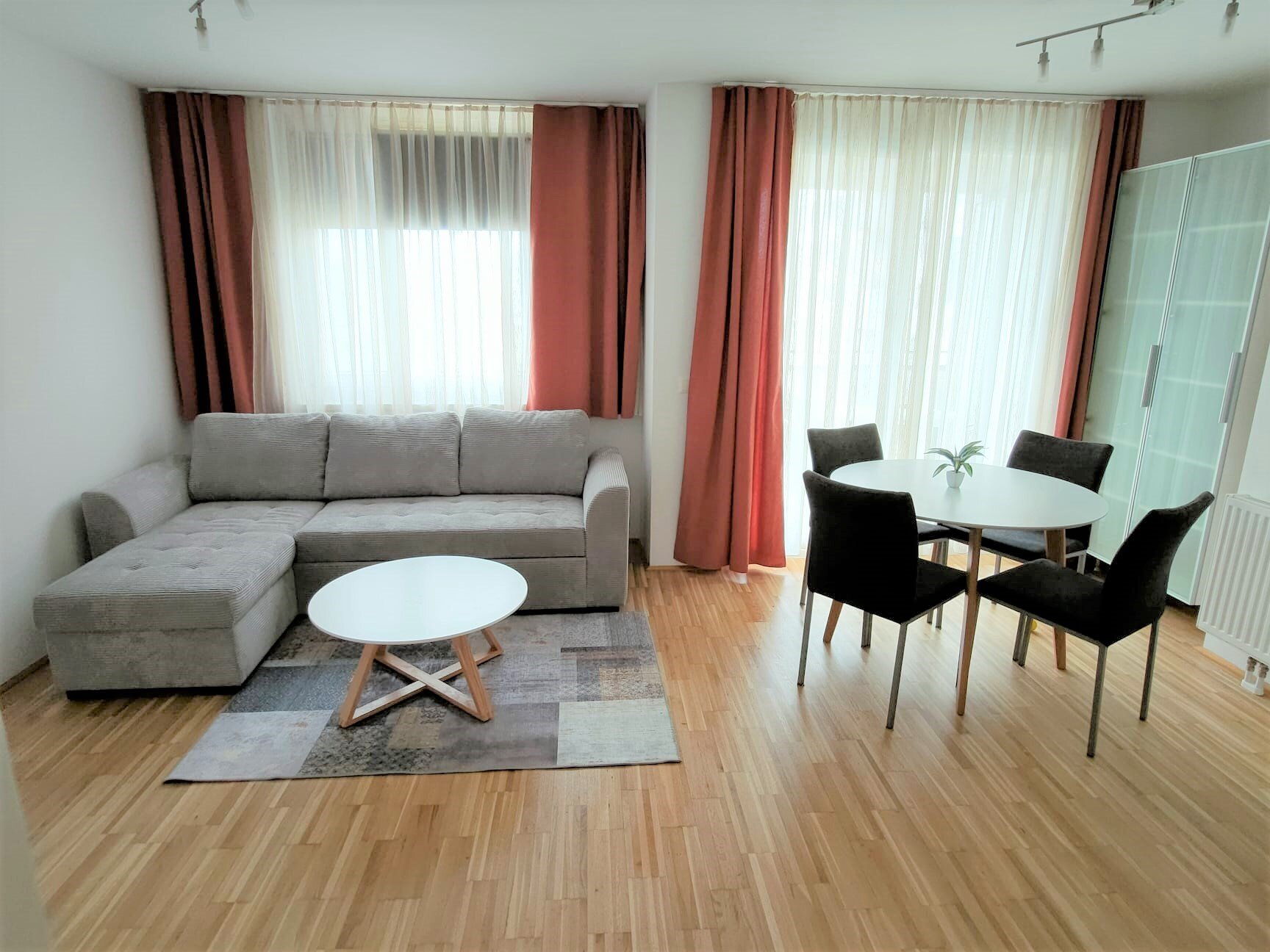 Bright living & dining area – 2-room apartment for short-term rental, temporary housing for 1 to 6 months in Vienna
