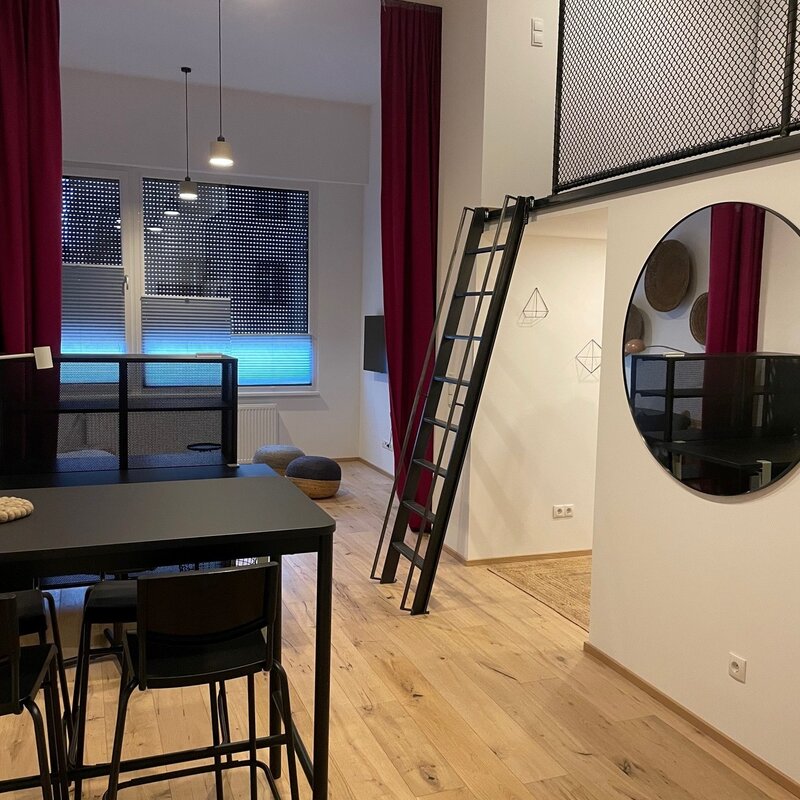 Modernes 1-Zimmer Loft mit Galerie & Industriedesign – Kurzzeitmiete & Wohnen auf Zeit für 1 bis 6 Monate in Innsbruck