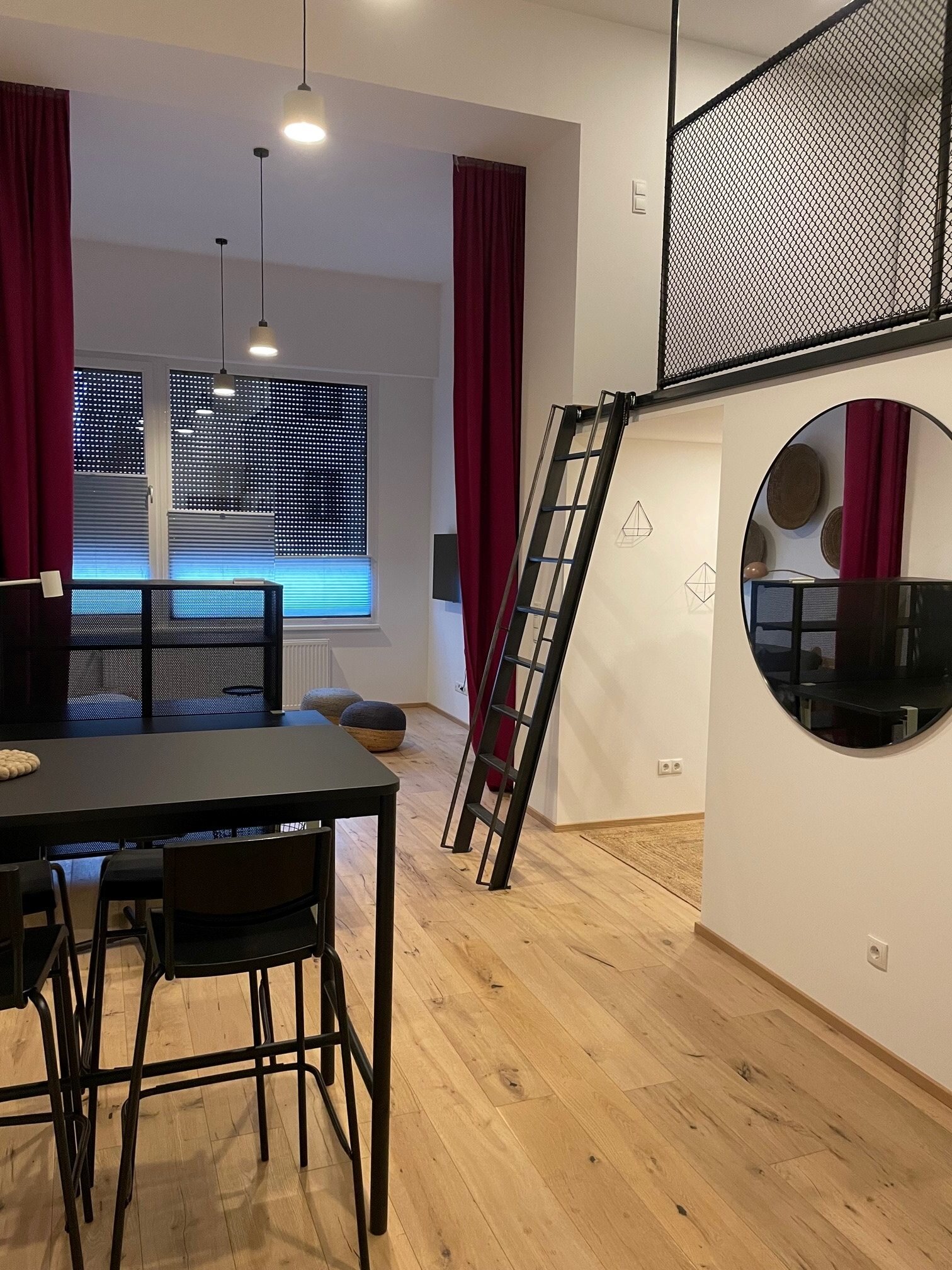 Modernes 1-Zimmer Loft mit Galerie & Industriedesign – Kurzzeitmiete & Wohnen auf Zeit für 1 bis 6 Monate in Innsbruck