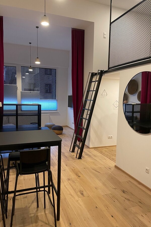 Modernes 1-Zimmer Loft mit Galerie & Industriedesign – Kurzzeitmiete & Wohnen auf Zeit für 1 bis 6 Monate in Innsbruck