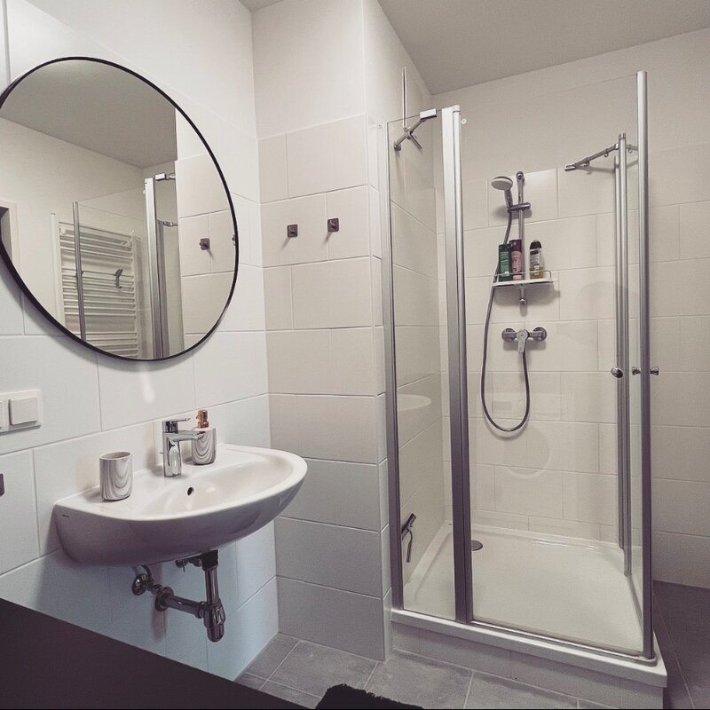 mit Wachmaschine und Wäschetrockner