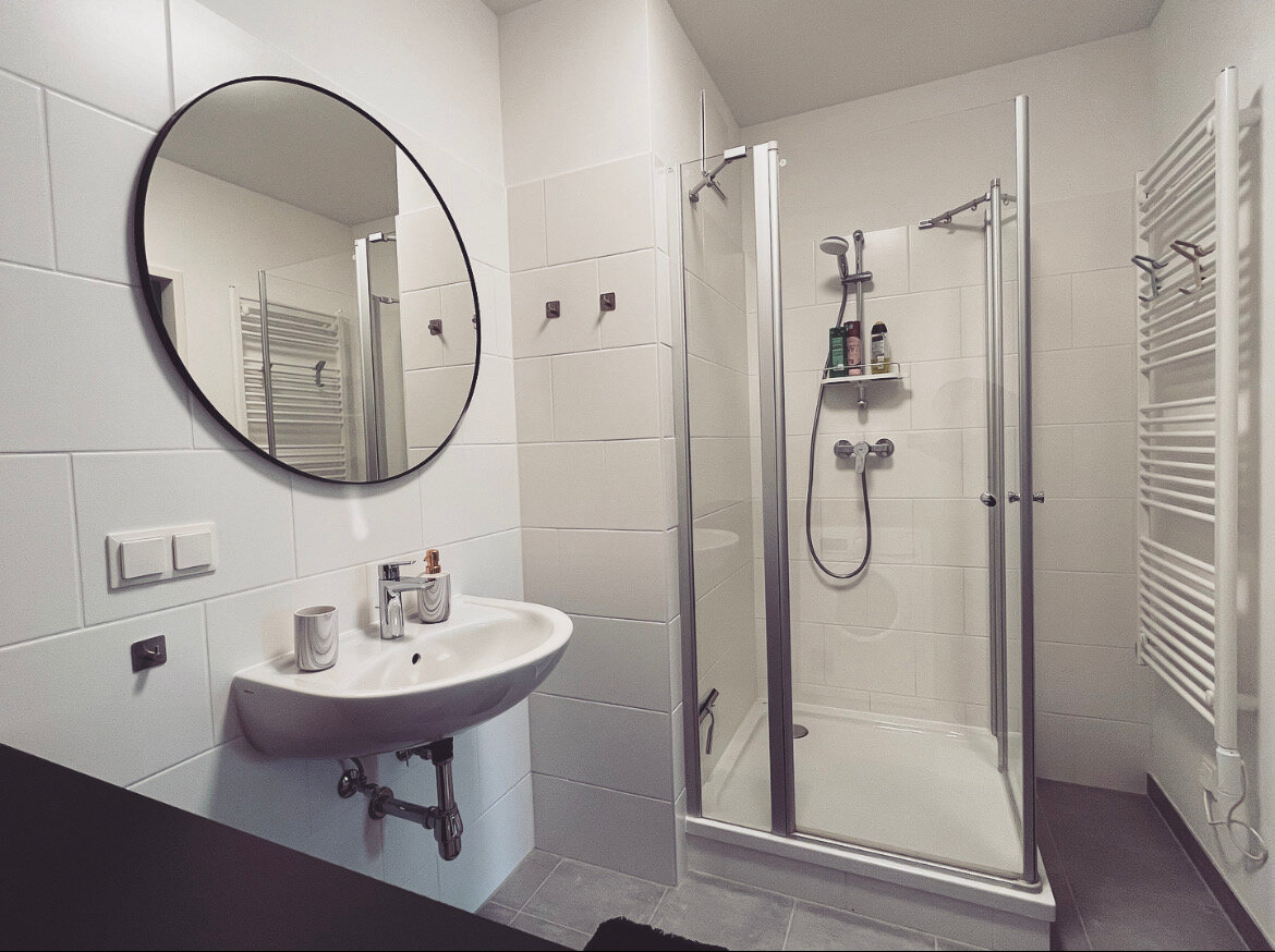 mit Wachmaschine und Wäschetrockner