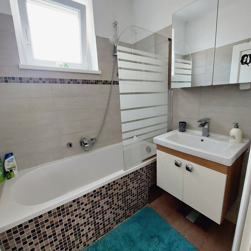 Badezimmer mit Badewanne/Dusche