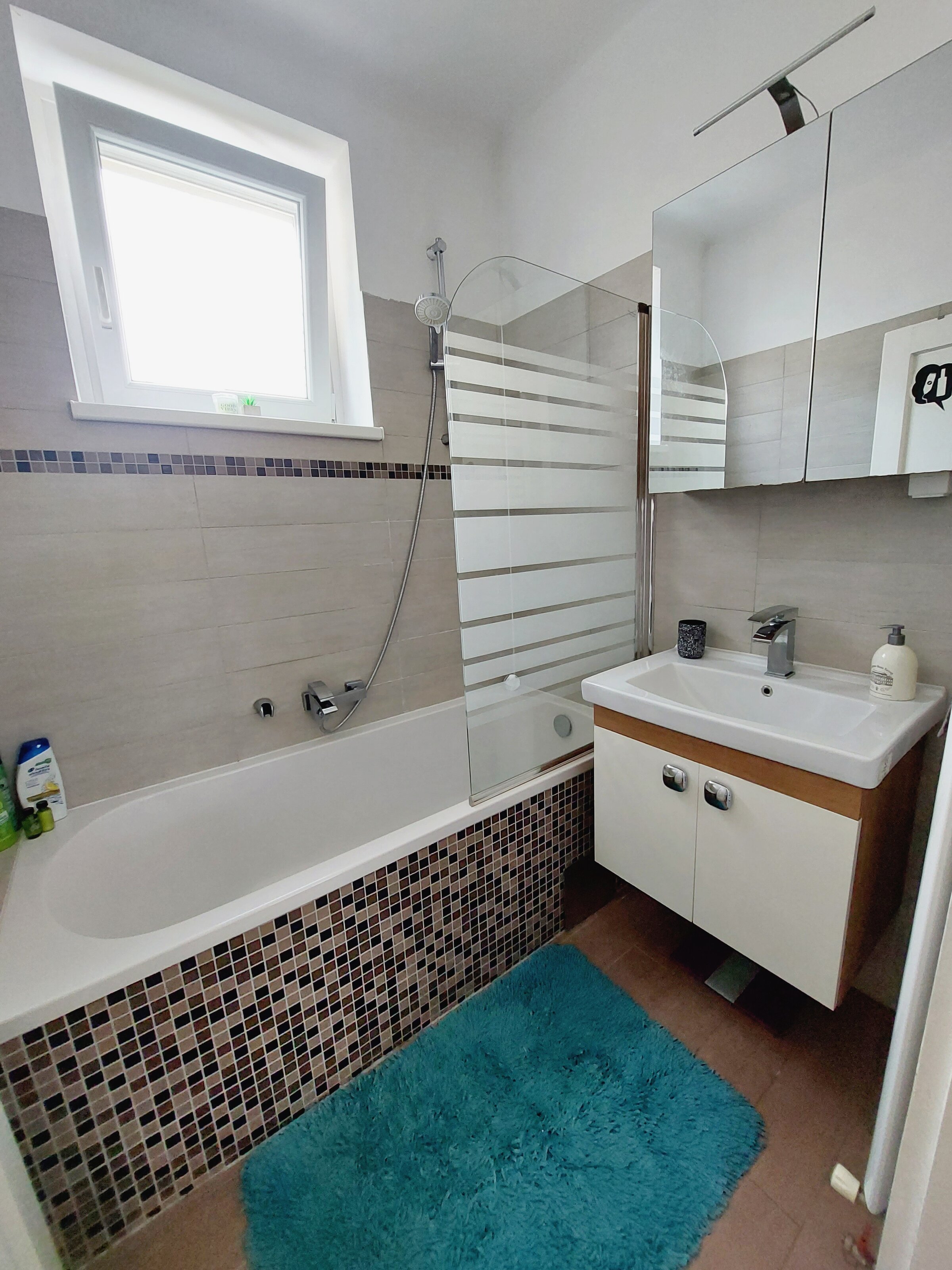 Badezimmer mit Badewanne/Dusche