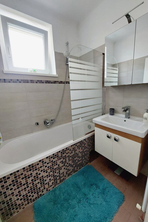 Badezimmer mit Badewanne/Dusche
