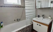 Badezimmer mit Badewanne/Dusche