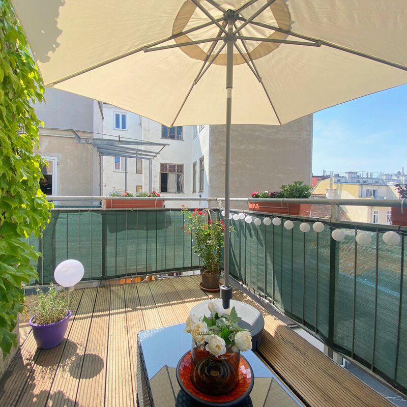 Sonniger Balkon mit Sitzecke & Begrünung – 2-Zimmer Apartment zur Kurzzeitmiete, Wohnen auf Zeit 1 bis 6 Monate, Wien