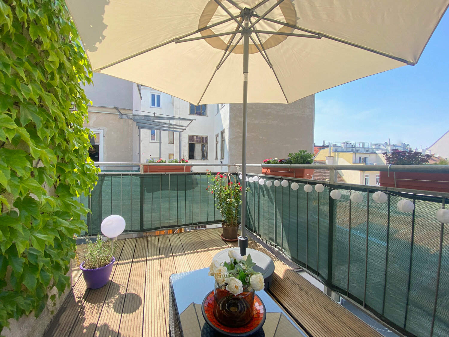 Sonniger Balkon mit Sitzecke & Begrünung – 2-Zimmer Apartment zur Kurzzeitmiete, Wohnen auf Zeit 1 bis 6 Monate, Wien