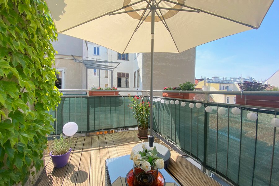 Sonniger Balkon mit Sitzecke & Begrünung – 2-Zimmer Apartment zur Kurzzeitmiete, Wohnen auf Zeit 1 bis 6 Monate, Wien