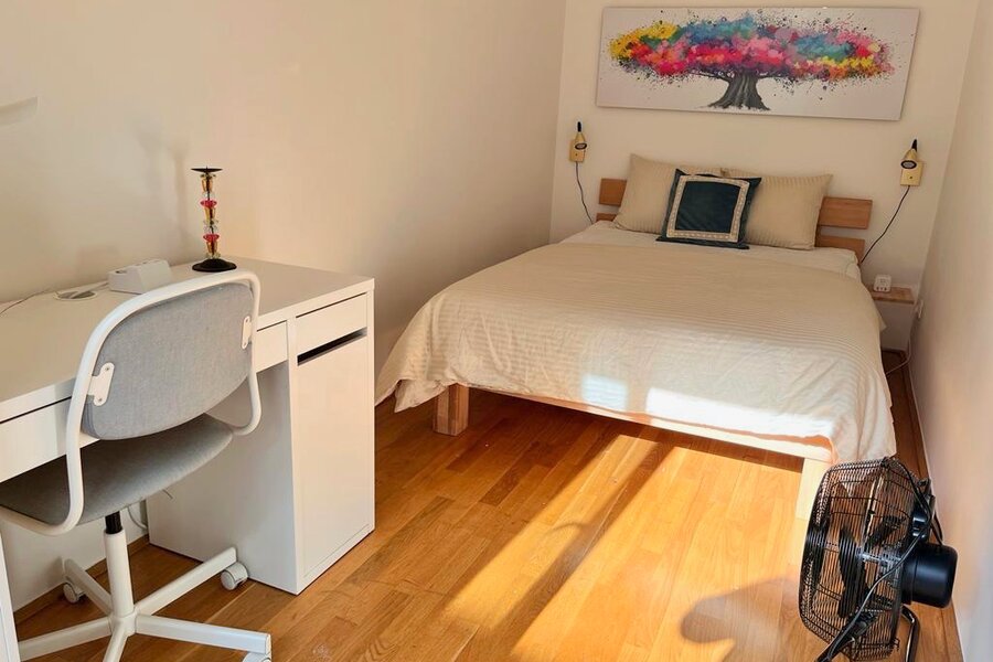 Homeoffice und Schlafzimmer