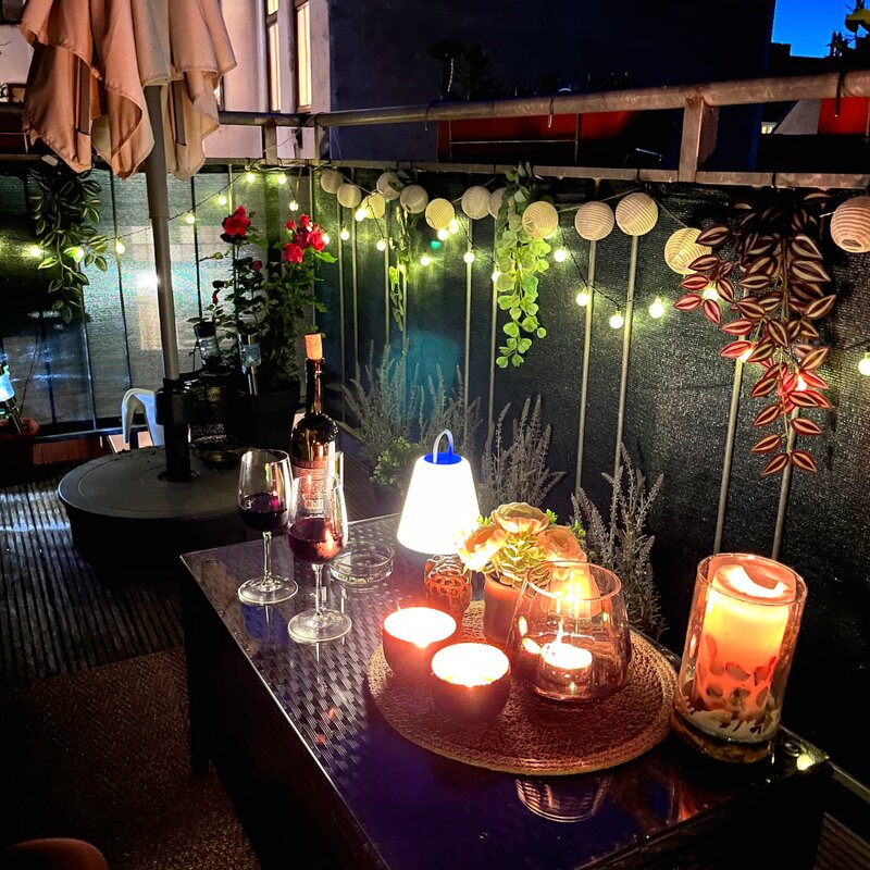 Gemütlicher Abend am Balkon