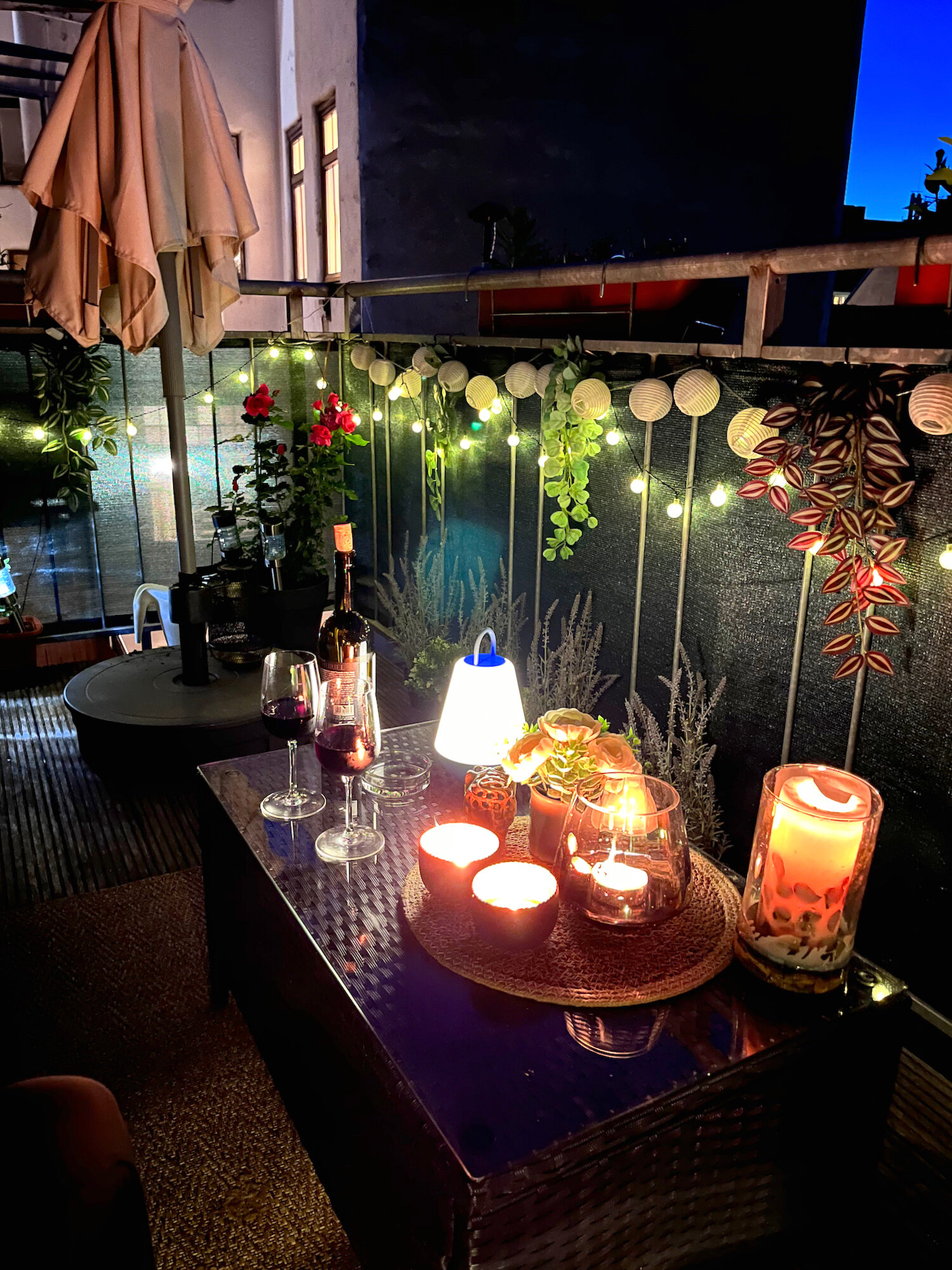 Gemütlicher Abend am Balkon