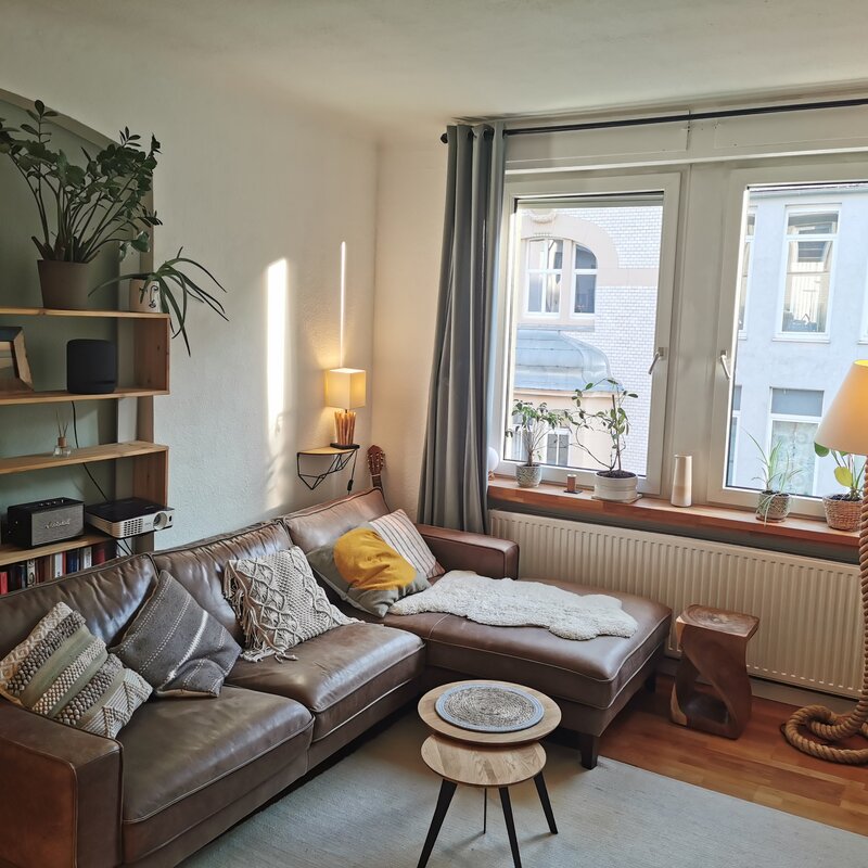 Helles Wohnzimmer mit Ledersofa & Holzregalen – 3-Zimmer Wohnung zur Kurzzeitmiete in Stuttgart