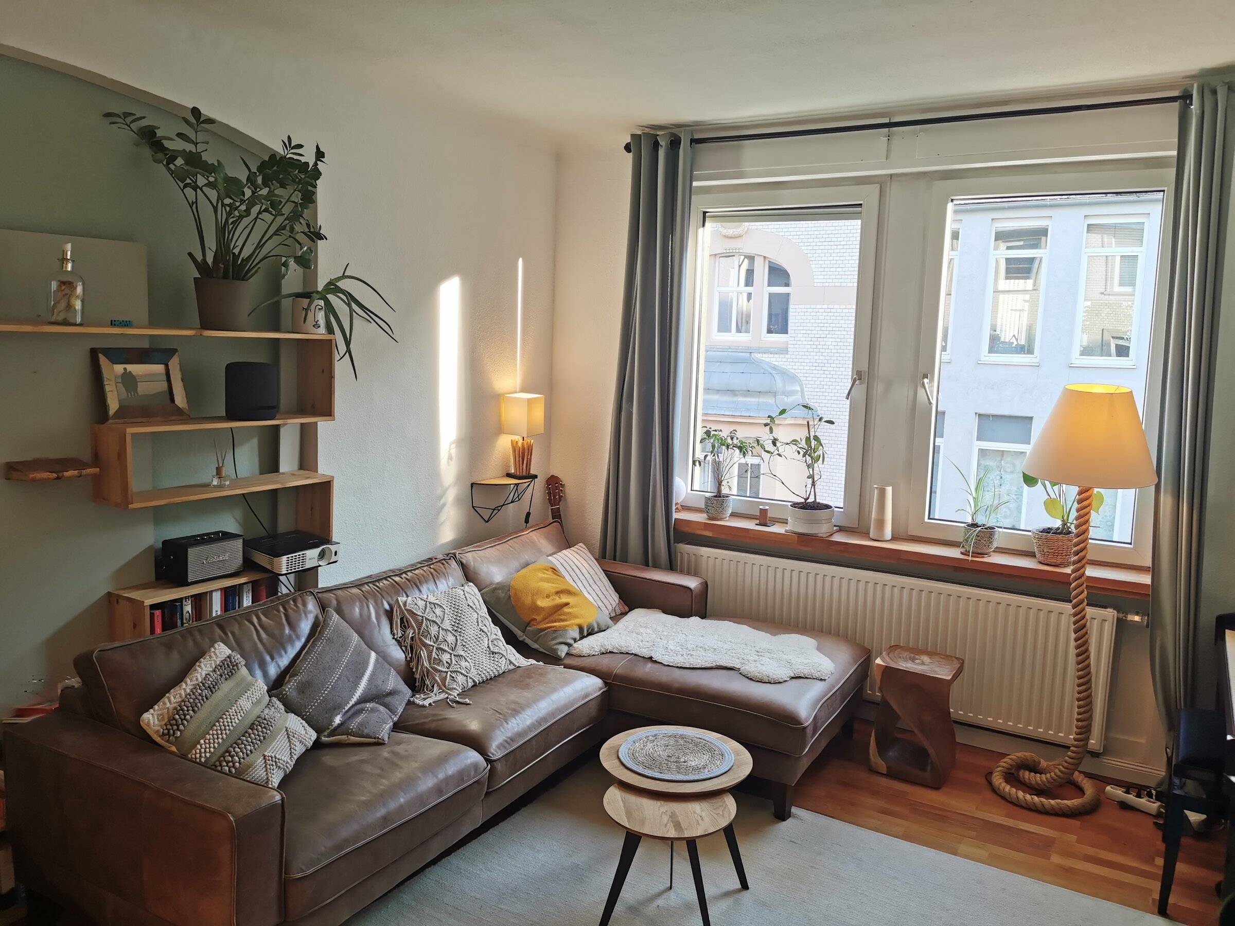 Helles Wohnzimmer mit Ledersofa & Holzregalen – 3-Zimmer Wohnung zur Kurzzeitmiete in Stuttgart