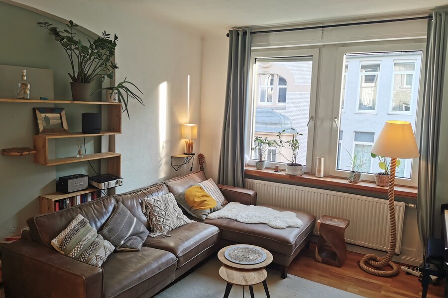 Helles Wohnzimmer mit Ledersofa & Holzregalen – 3-Zimmer Wohnung zur Kurzzeitmiete in Stuttgart