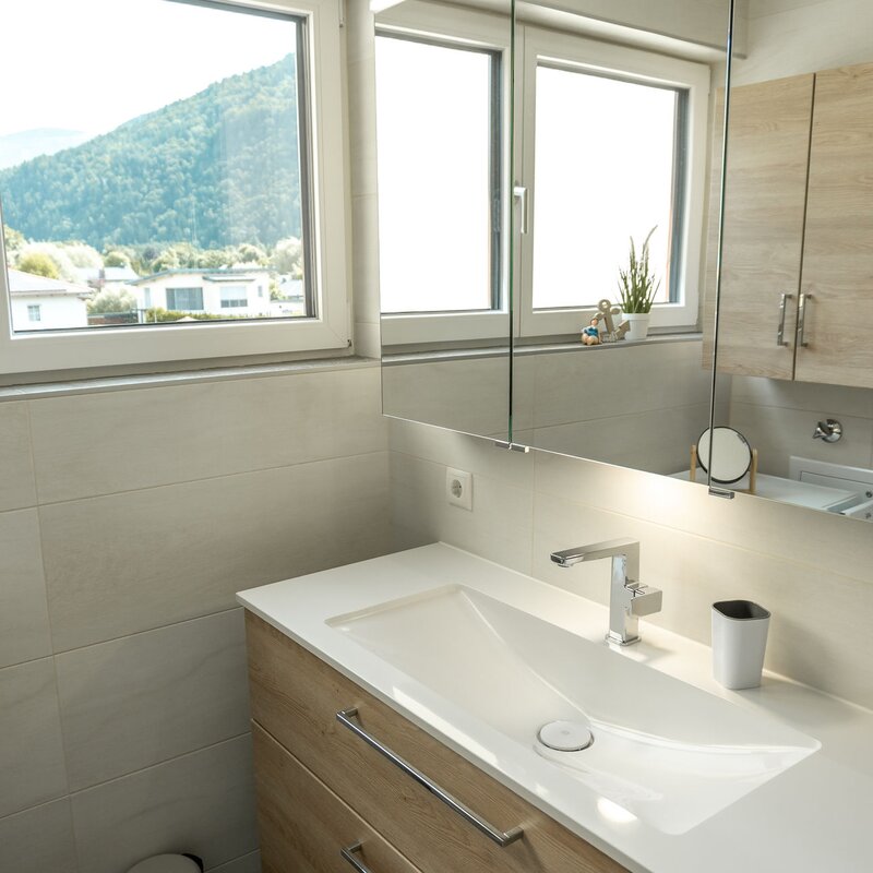 Bad mit Waschbecken, Spiegelschrank, Dusche und Waschmaschine