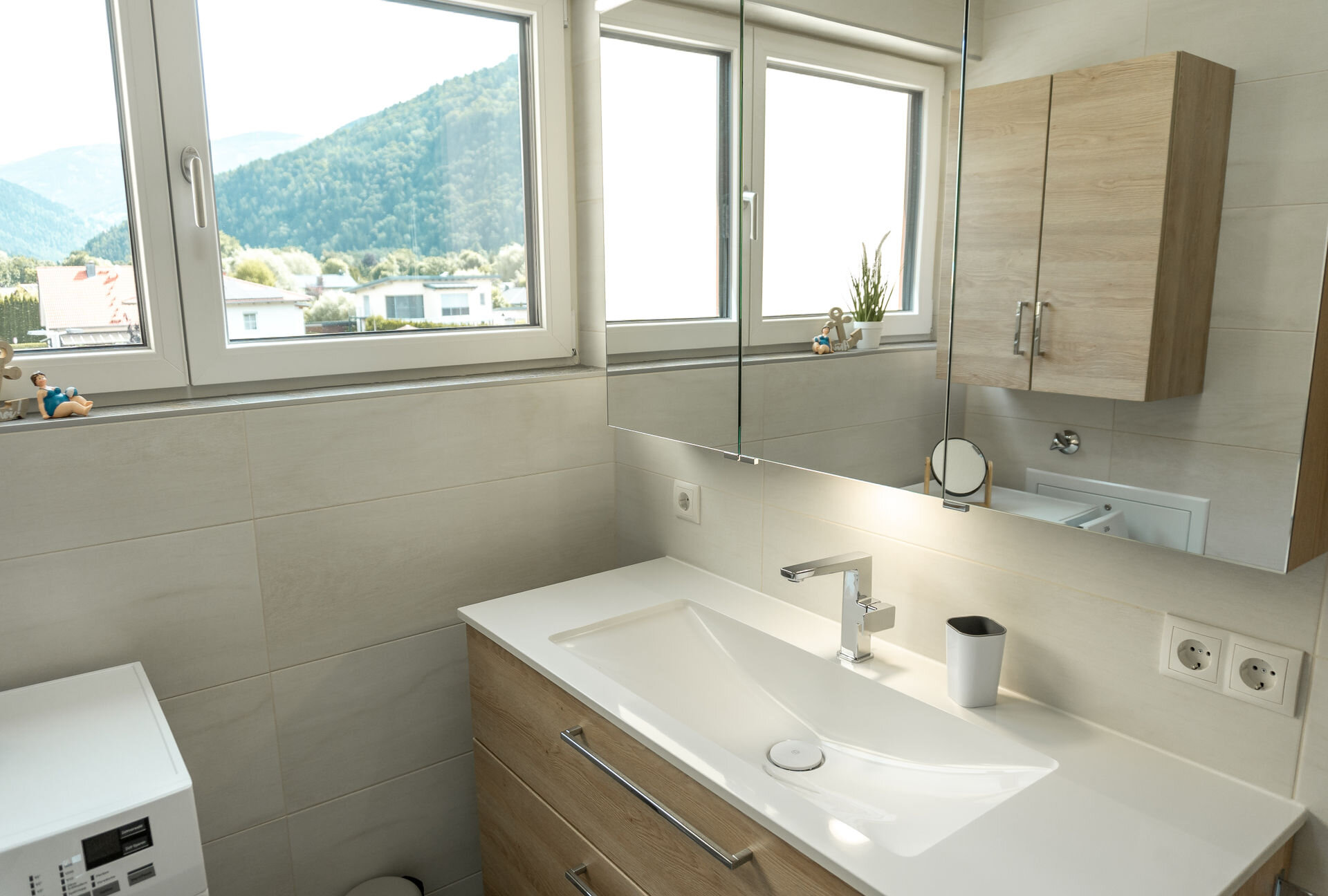 Bad mit Waschbecken, Spiegelschrank, Dusche und Waschmaschine