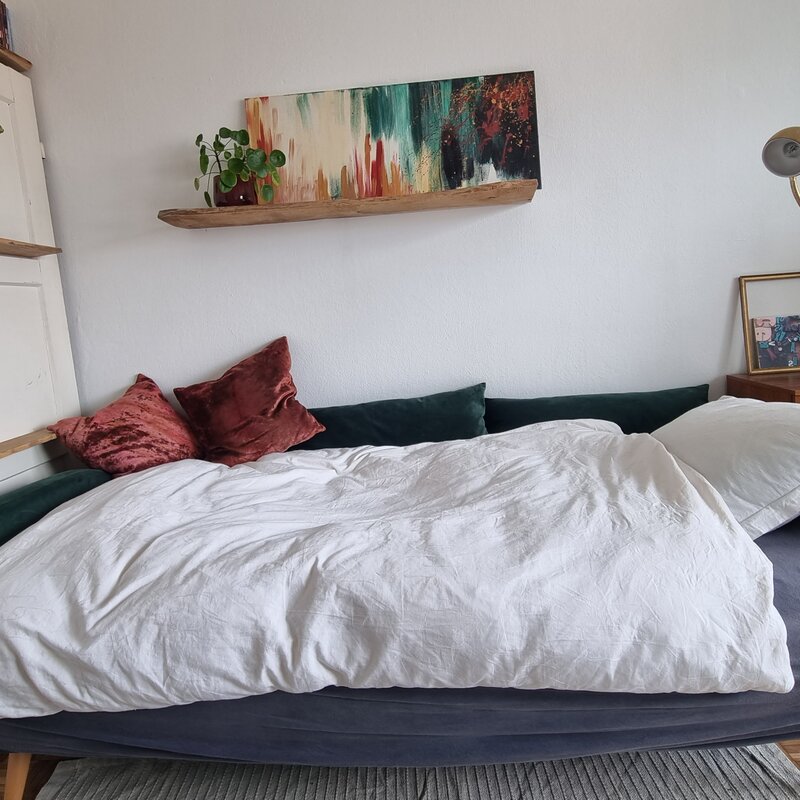 Das Sofa kann ausgeklappt werden und wird mit Matratzenkeil und Topper in ein gemütliches Bett verwandelt 