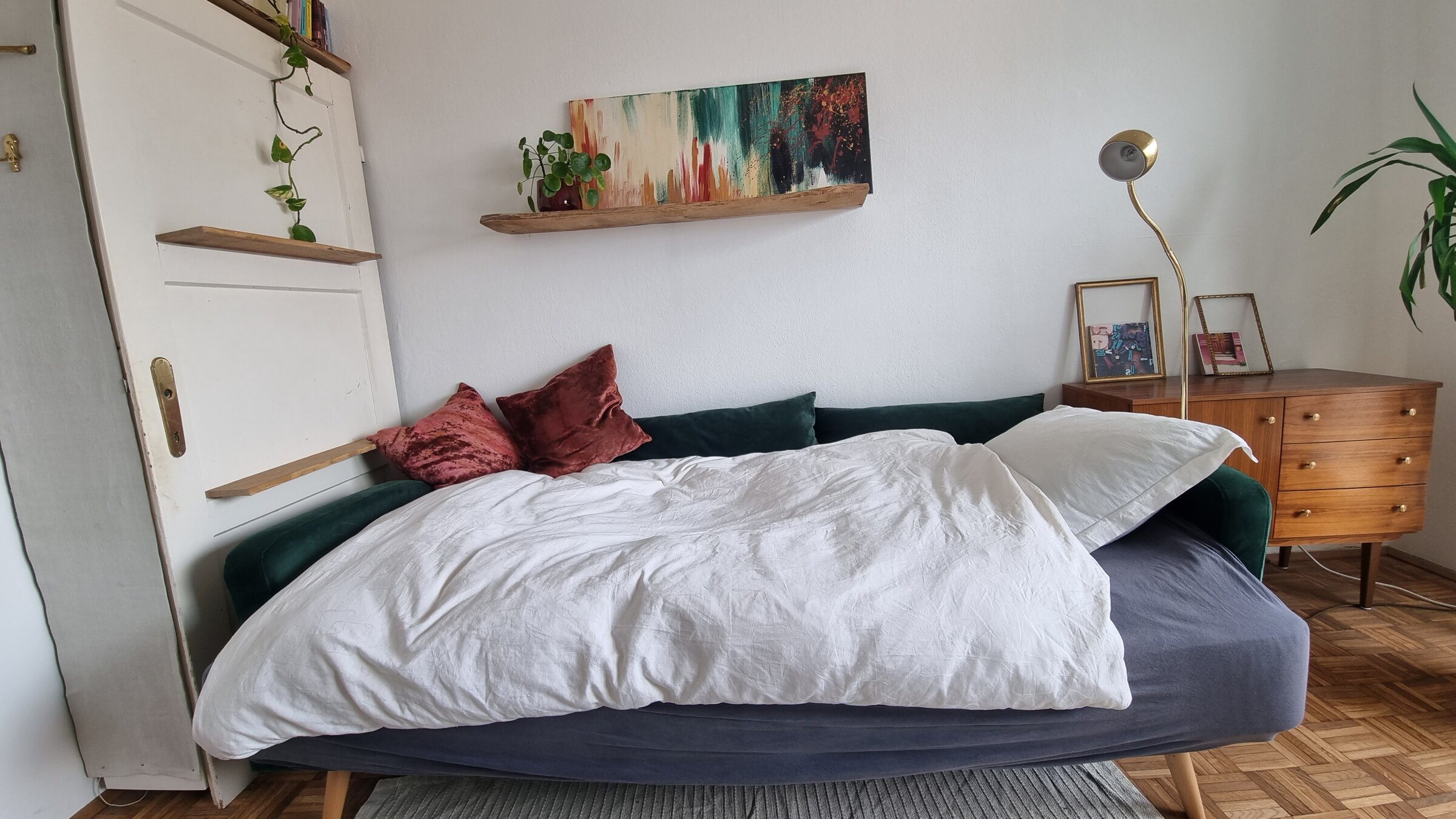Das Sofa kann ausgeklappt werden und wird mit Matratzenkeil und Topper in ein gemütliches Bett verwandelt 