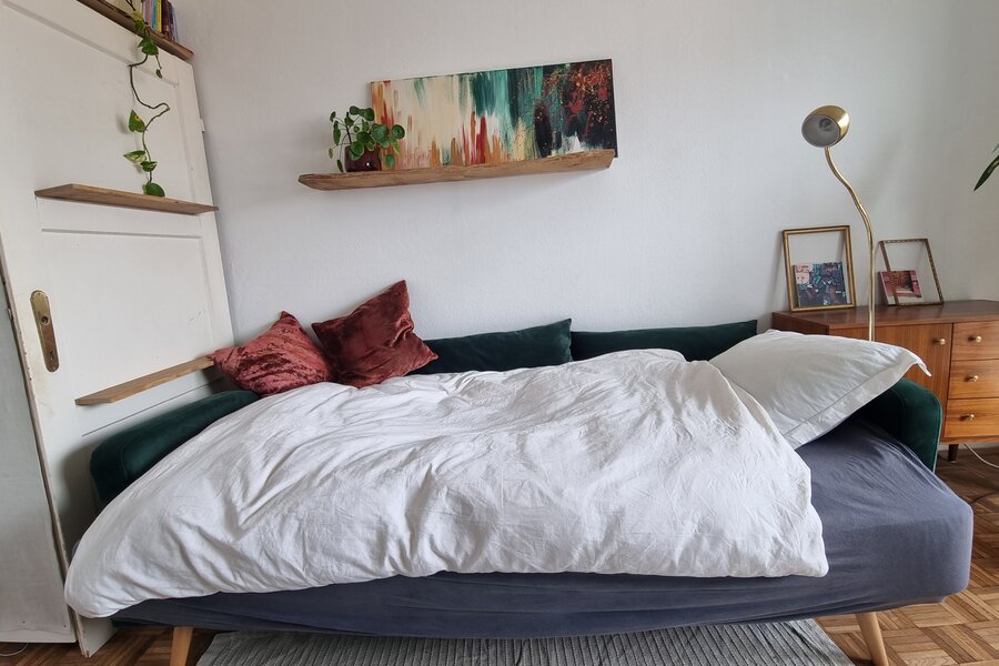 Das Sofa kann ausgeklappt werden und wird mit Matratzenkeil und Topper in ein gemütliches Bett verwandelt 