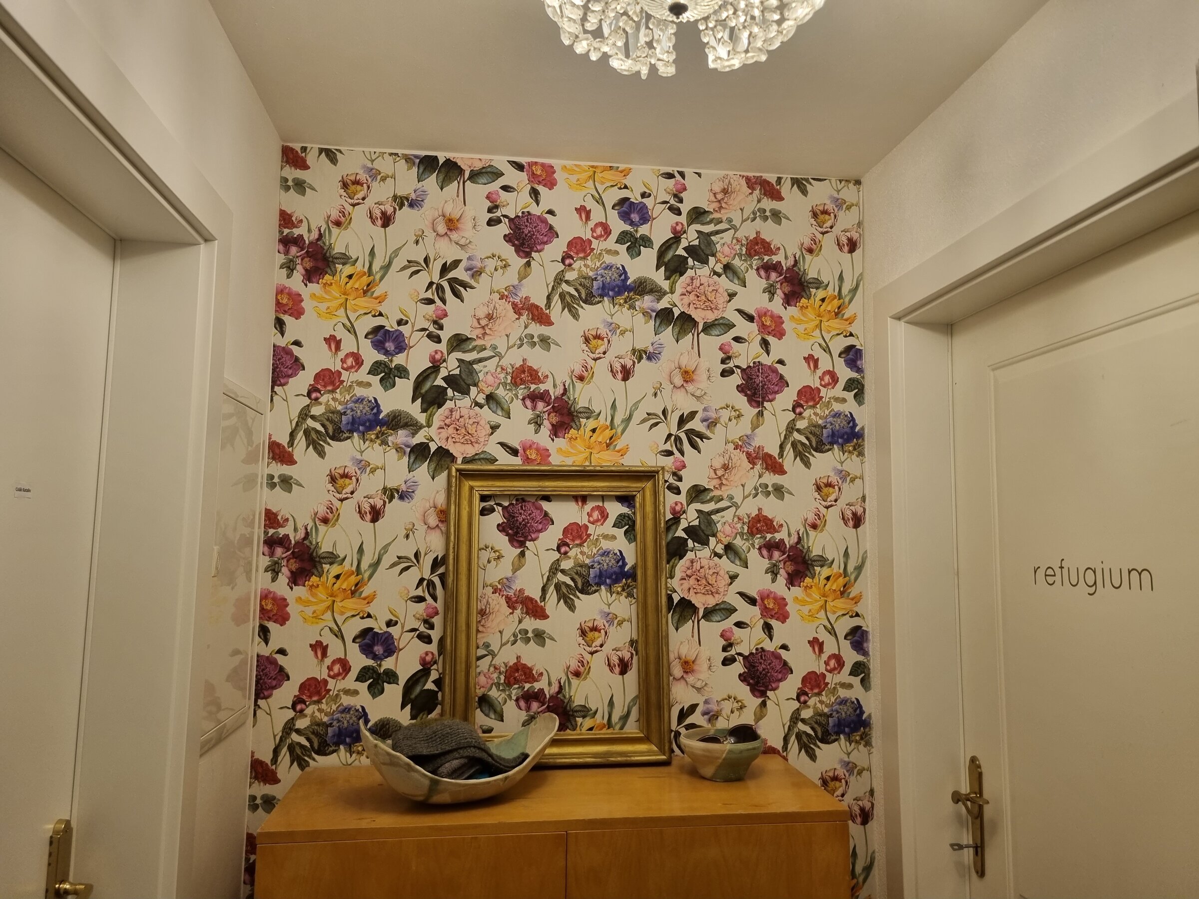 mit Garderobe 