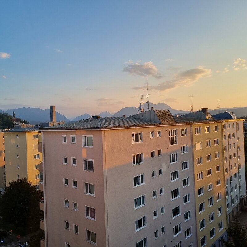 Balkon mit Sitzmöglichkeit und Bergblick 