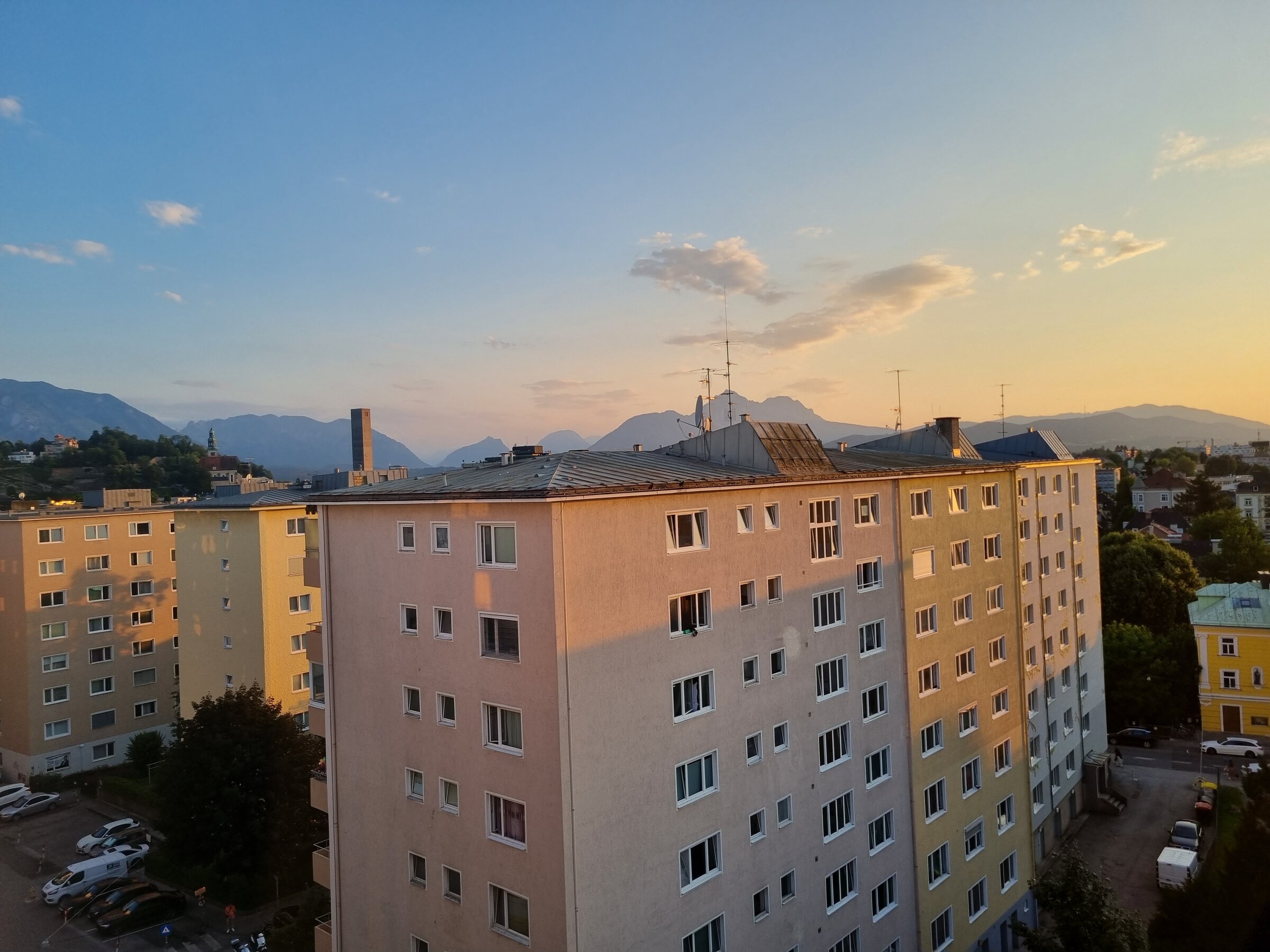 Balkon mit Sitzmöglichkeit und Bergblick 