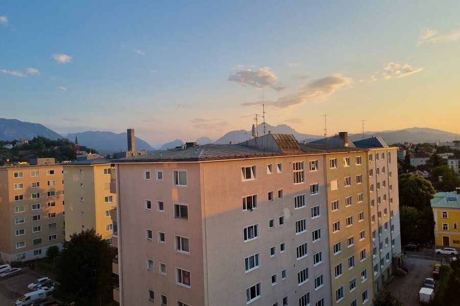 Balkon mit Sitzmöglichkeit und Bergblick 