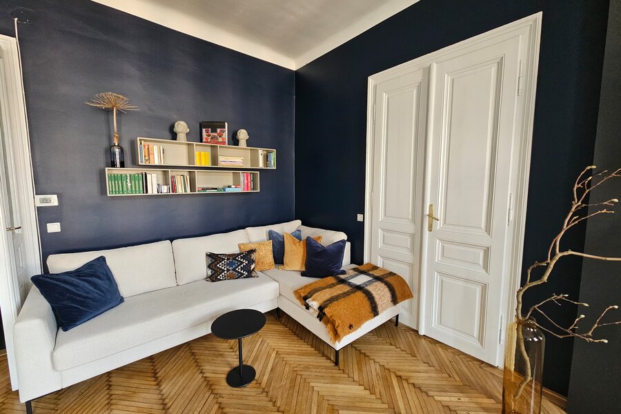 Bright living room with designer sofa & shelving – 2-room apartment for short-term rental & temporary housing for 1 to 6 months in Vienna