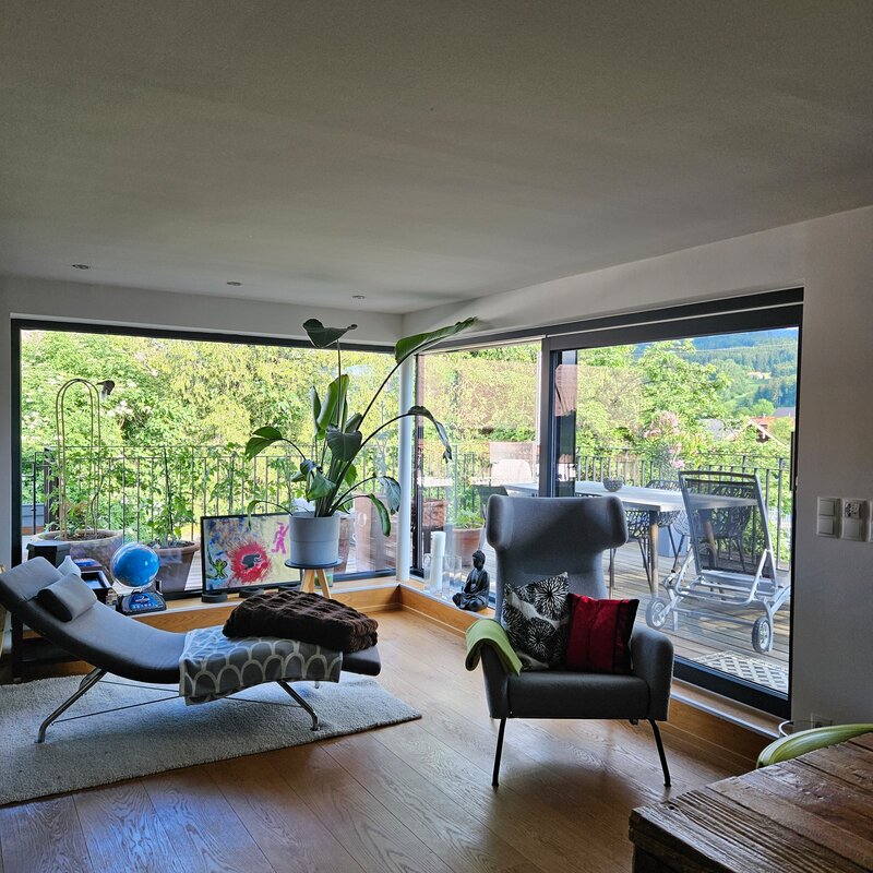 Helles Wohnzimmer mit Panoramafenster & Balkon – 3-Zimmer Wohnung, Kurzzeitmiete & Wohnen auf Zeit für 1 bis 6 Monate in Thalgau