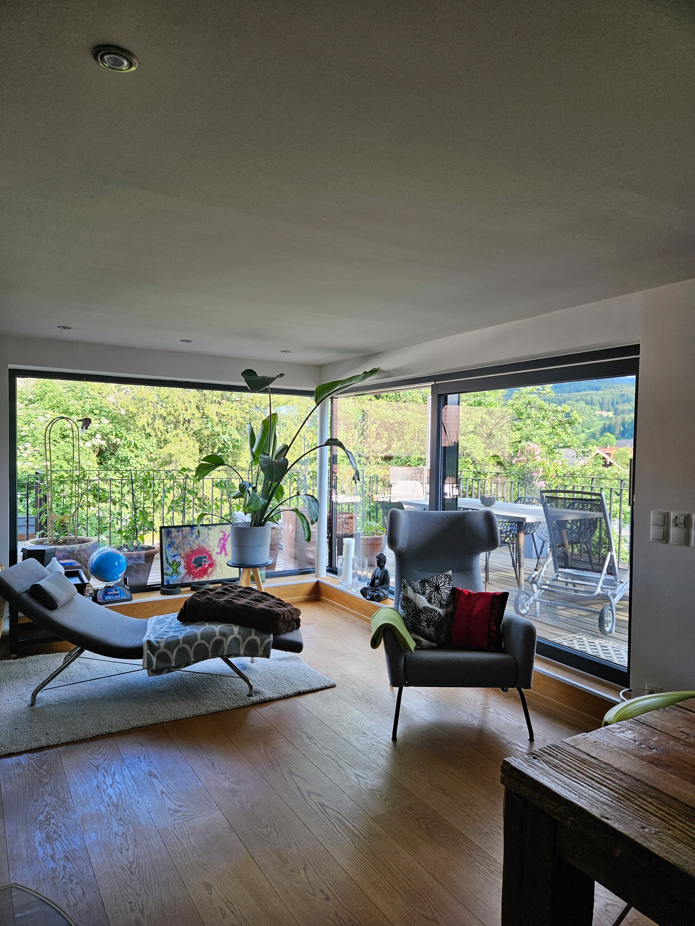 Helles Wohnzimmer mit Panoramafenster & Balkon – 3-Zimmer Wohnung, Kurzzeitmiete & Wohnen auf Zeit für 1 bis 6 Monate in Thalgau